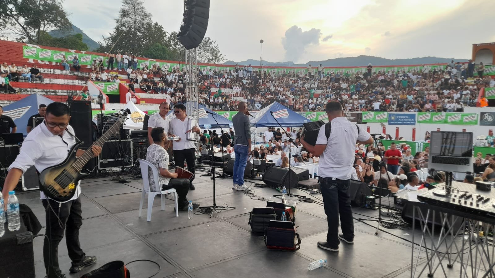 Acordeonero de Estampa Vallenata en primer plano durante presentación